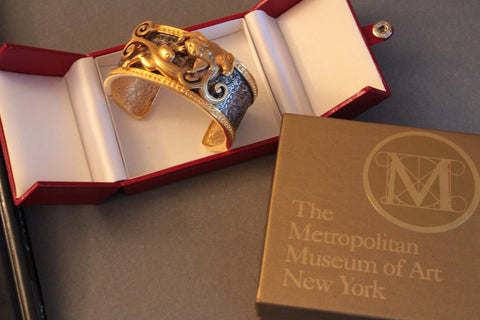 MMA Metropilitan Museum of Art Oriental Dragon Bracelet / Original Box # 1728